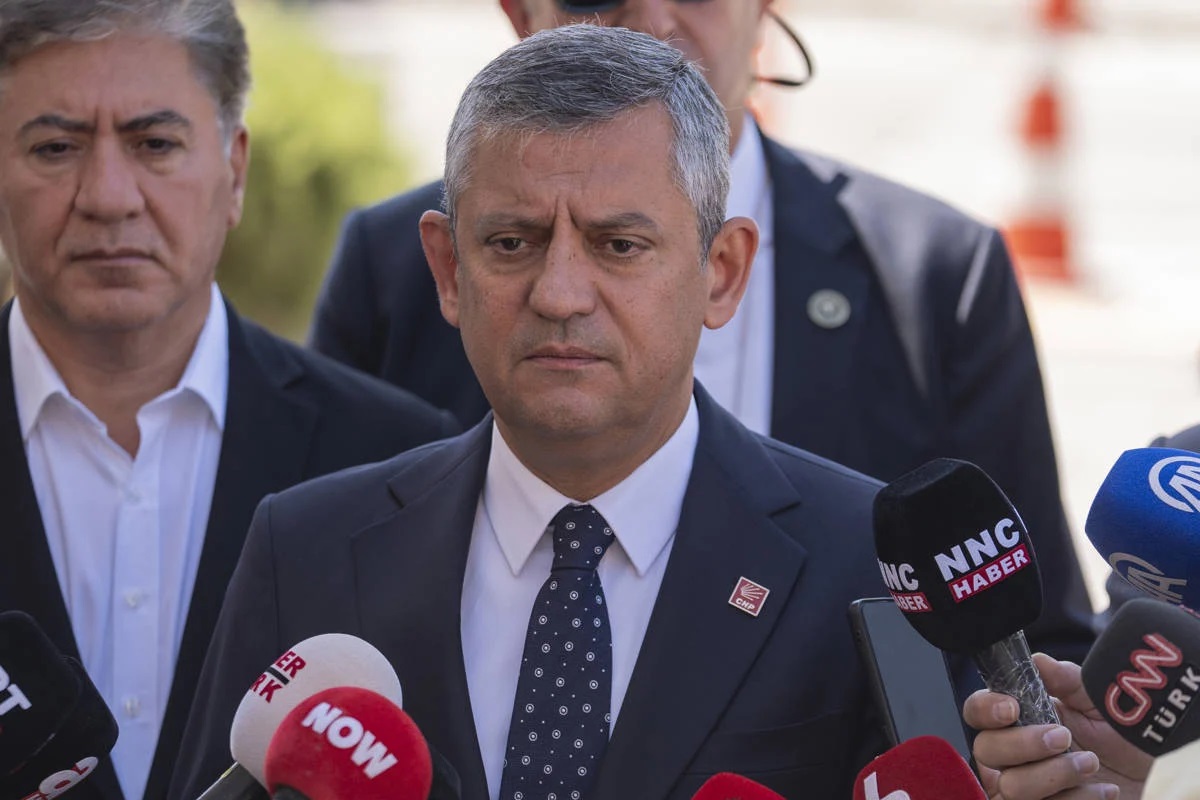Özgür Özel’den yeni parti açıklaması: İsim ve logo çalışıyoruz